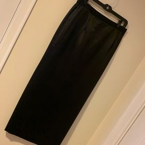 Women’s long skirt in black NWT size 12